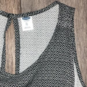 Old Navy black & white blouse